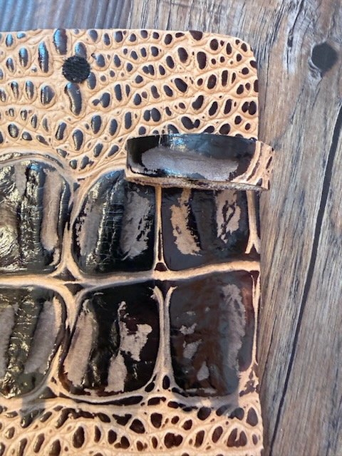 Tuck crocodile leather detail